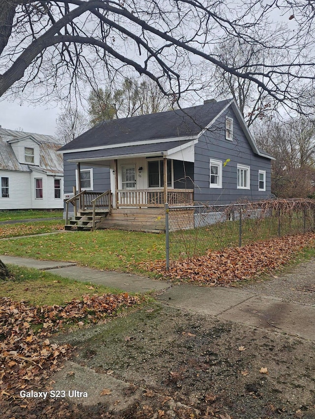 view of front facade featuring a front yard and a porch