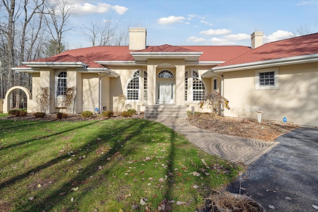 view of front of house with a front lawn