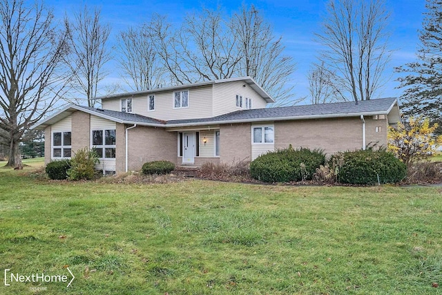 view of front property featuring a front lawn