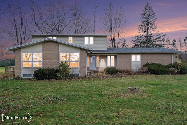 view of front property featuring a yard