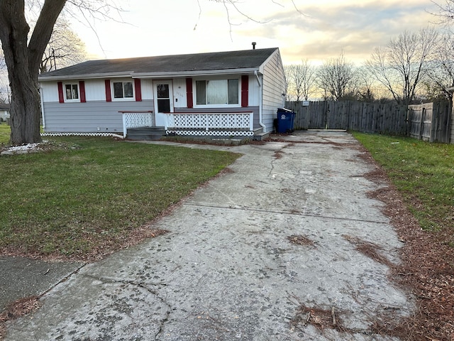 view of front facade with a yard