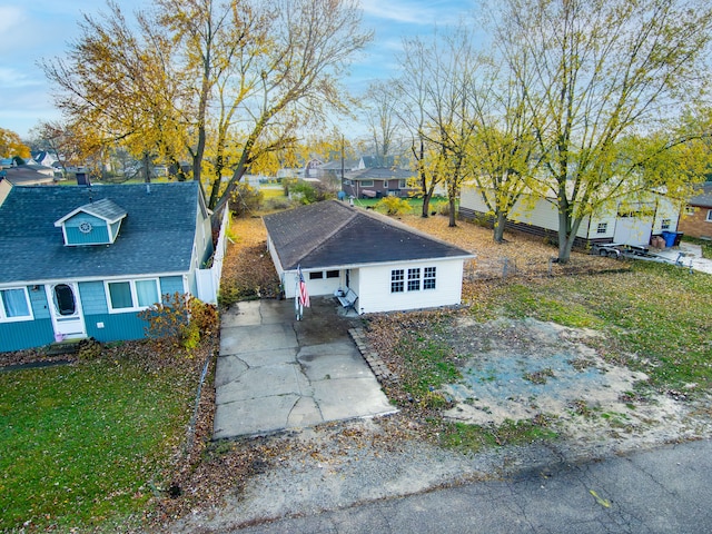 view of front of home featuring a front yard