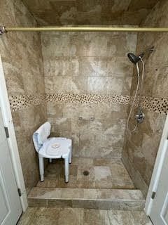 bathroom featuring a tile shower