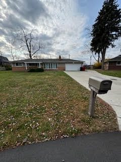 view of front of home featuring a front yard and a garage