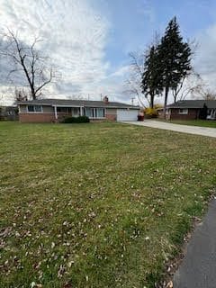 view of front of property featuring a front yard