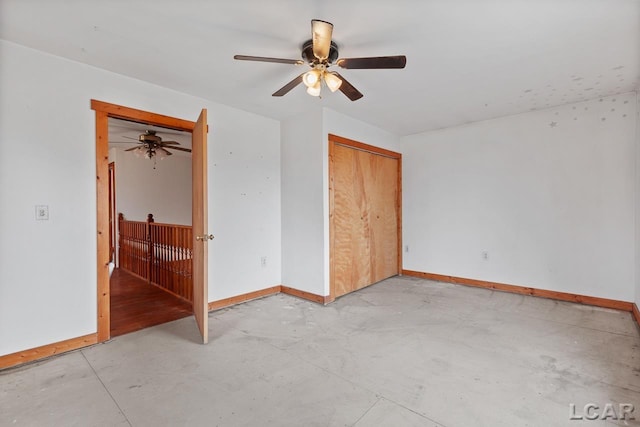 unfurnished bedroom featuring ceiling fan and a closet