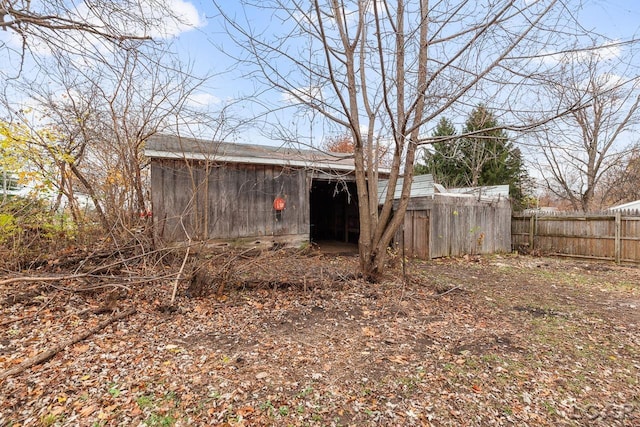 view of yard featuring an outbuilding