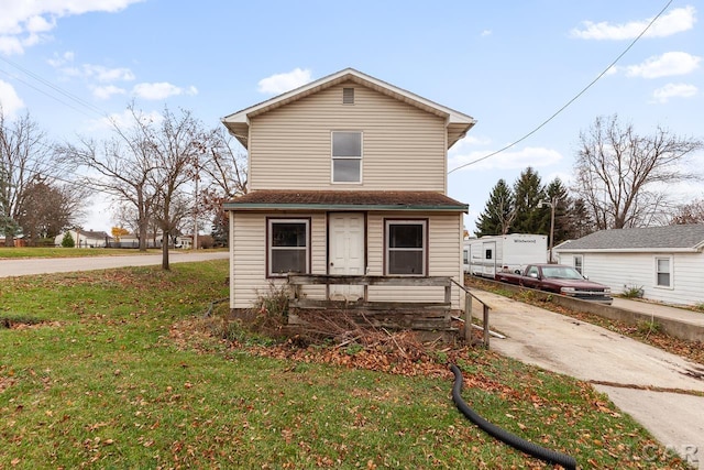 view of front of home featuring a front yard