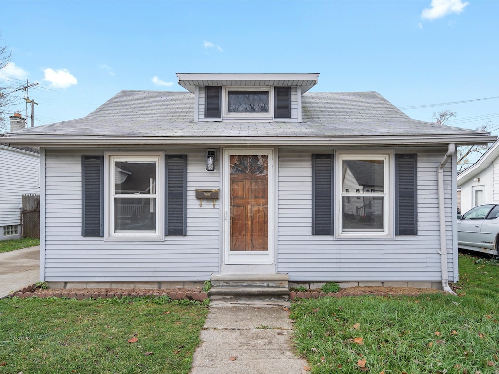 bungalow-style house featuring a front yard