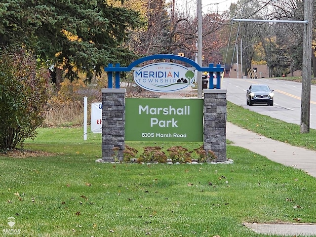 community sign with a yard