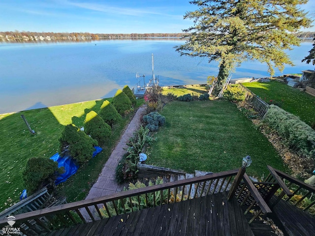 view of yard featuring a water view