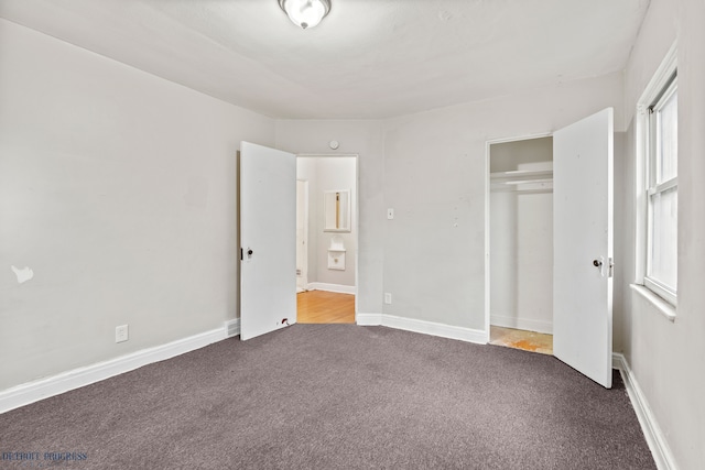 unfurnished bedroom with carpet flooring and a closet