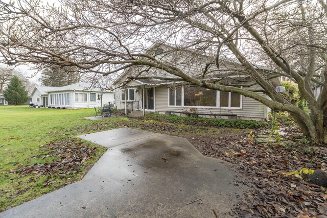 21734 N Channel Pkwy, Edwardsburg, MI 49112 - view of front of home with a front lawn