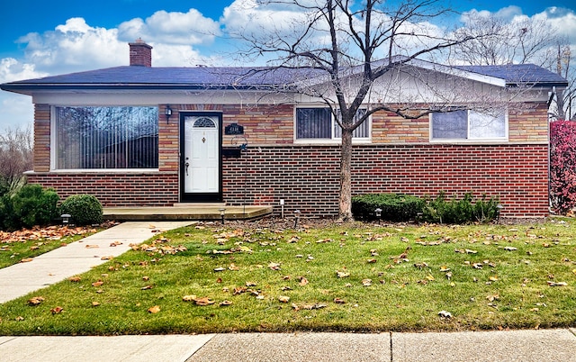 view of front facade with a front lawn