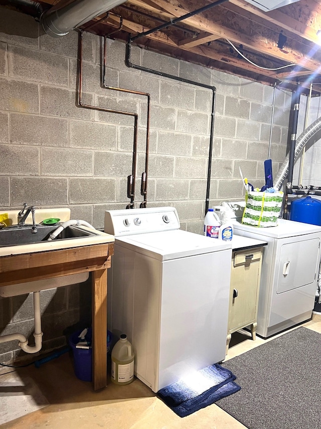 washroom featuring washing machine and clothes dryer