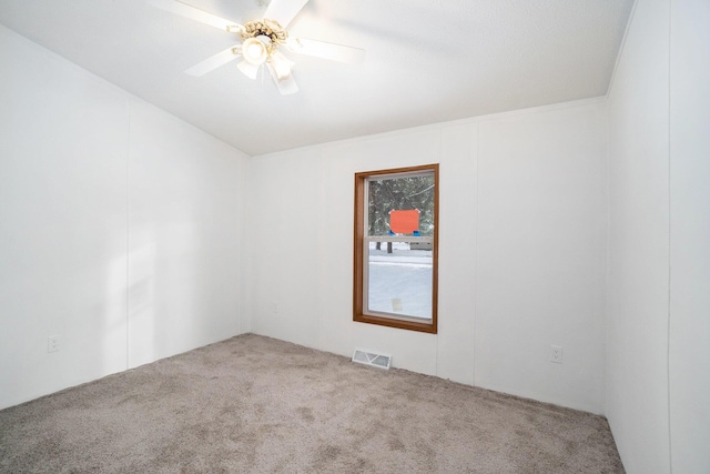 unfurnished room with carpet flooring and ceiling fan