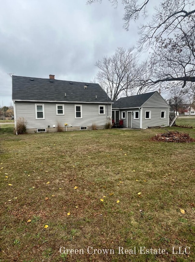 back of house featuring a lawn