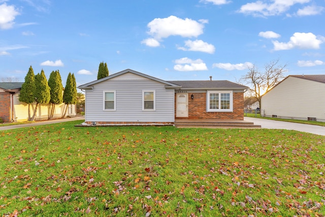 ranch-style house featuring a front yard