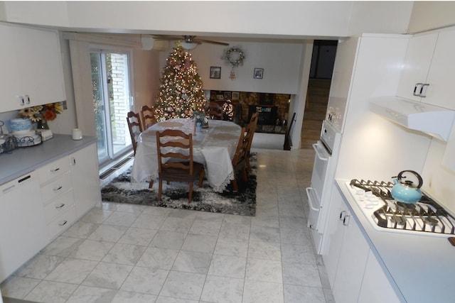 dining room featuring ceiling fan