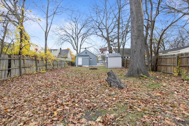 view of yard featuring an outdoor structure and a garage