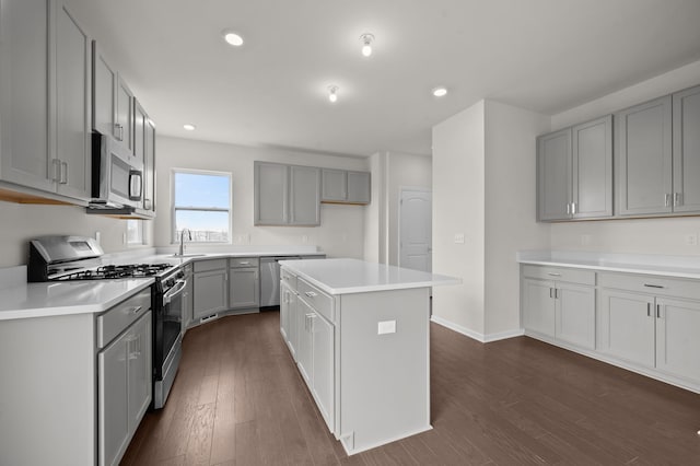 kitchen featuring a sink, dark wood-style floors, appliances with stainless steel finishes, and gray cabinetry