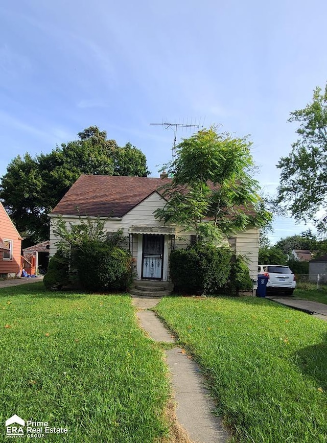 2840 Mallery St, Flint, MI 48503 - bungalow-style home featuring a front lawn