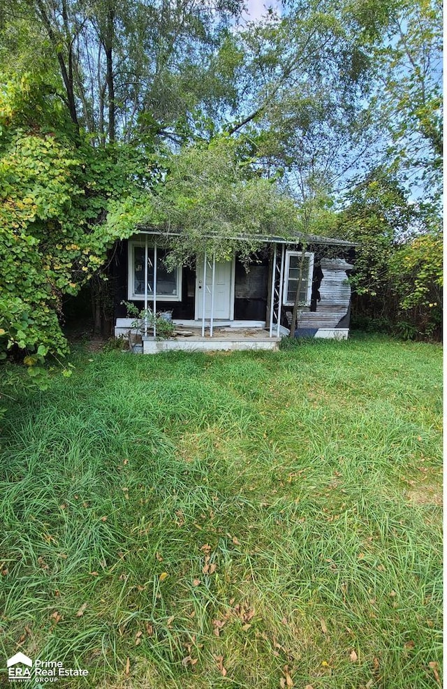 view of front of home featuring a front lawn