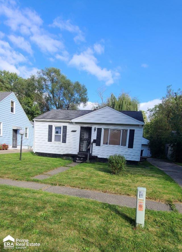3412 Comstock Ave, Flint, MI 48504 - bungalow with a front lawn