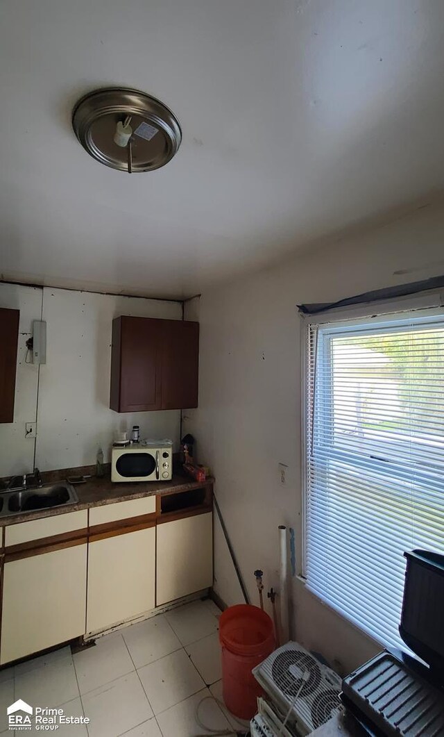 3412 Comstock Ave, Flint, MI 48504 - kitchen featuring a sink and dark countertops