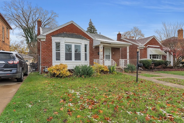 view of front facade with a front lawn