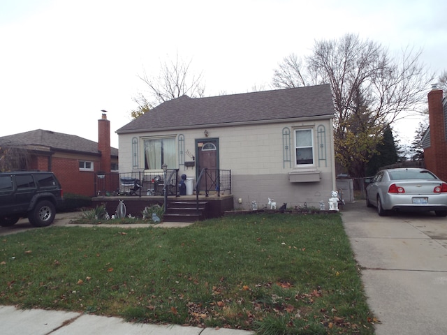 view of front facade with a front yard