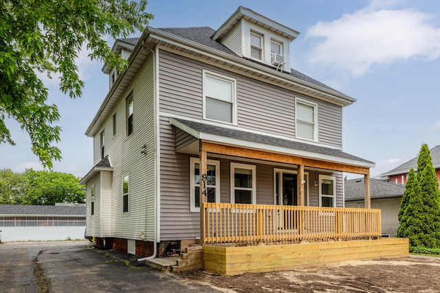 914 Main St, Saint Joseph, MI 49085 - traditional style home with covered porch and a shingled roof