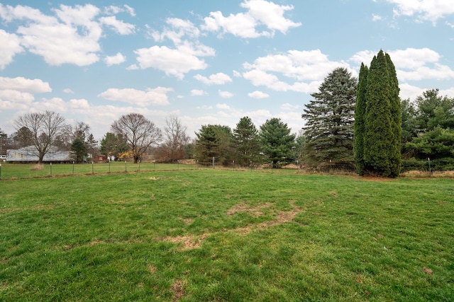 view of yard featuring a rural view