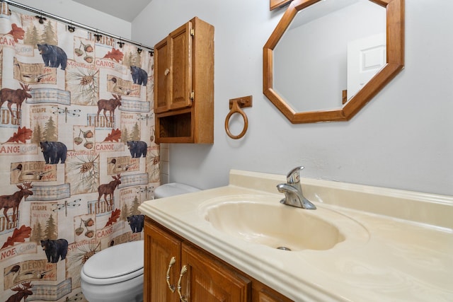 bathroom featuring a shower with curtain, vanity, and toilet