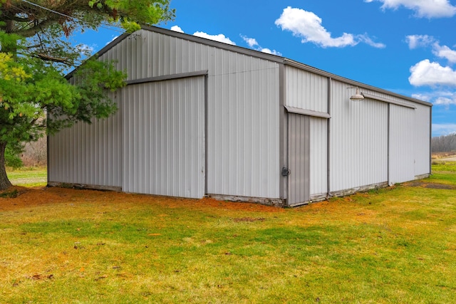 view of outdoor structure with a yard