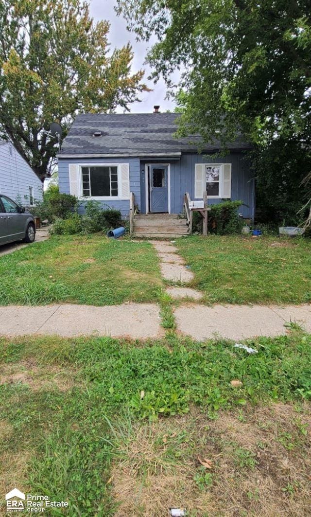 view of front of house with a front lawn