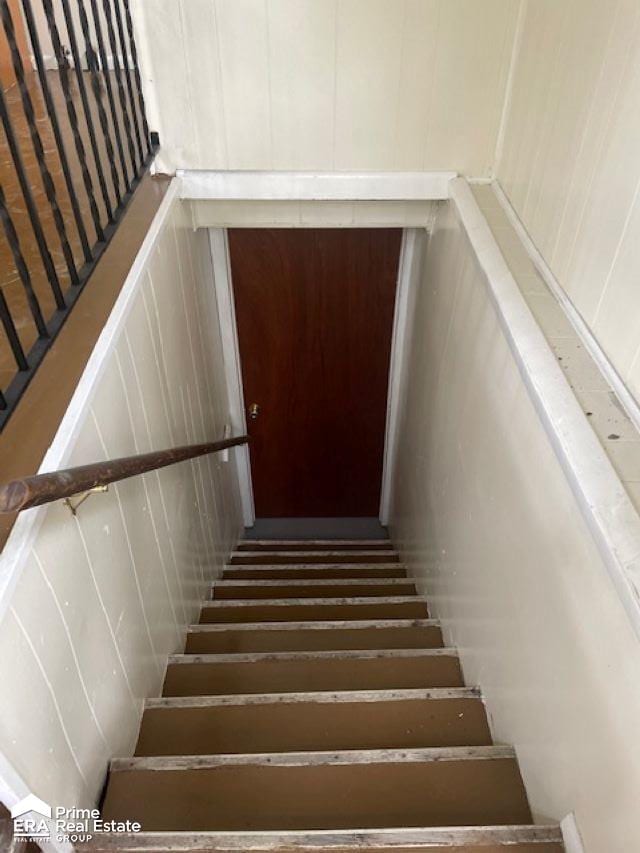 1080 E Cornell Ave, Flint, MI 48505 - stairway featuring a decorative wall
