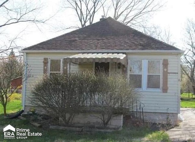 6458 Summit St, Mount Morris, MI 48458 - view of side of property with a shingled roof
