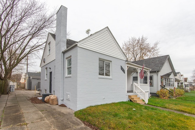 view of front of home with a front yard