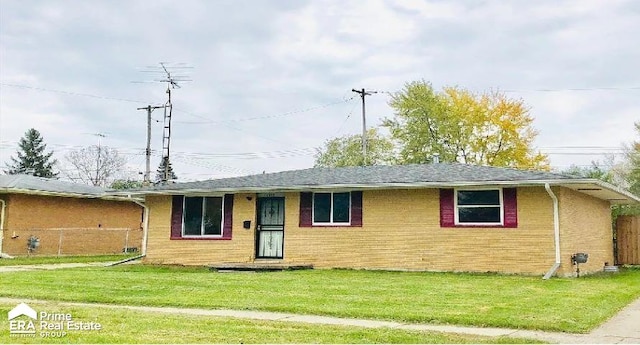 single story home featuring a front lawn