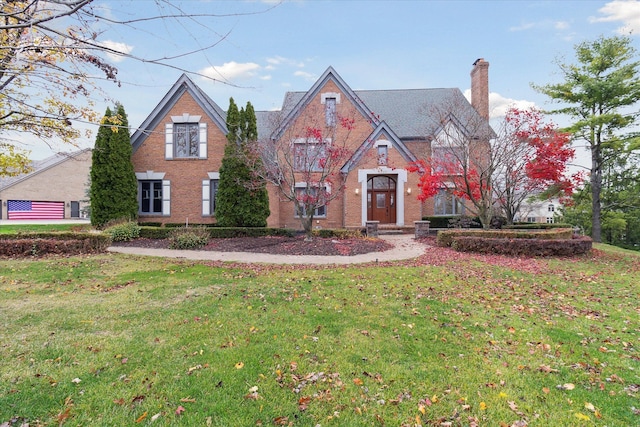 view of front facade featuring a front lawn