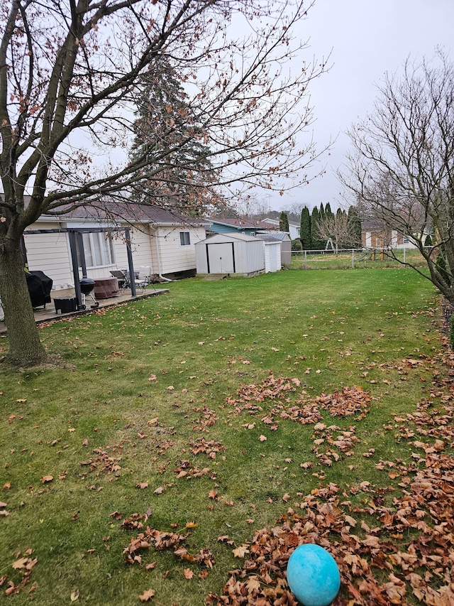 view of yard featuring a shed