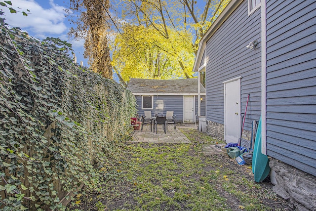 view of yard featuring a storage shed and a patio area