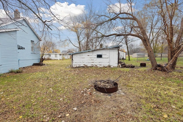 view of yard featuring an outdoor fire pit