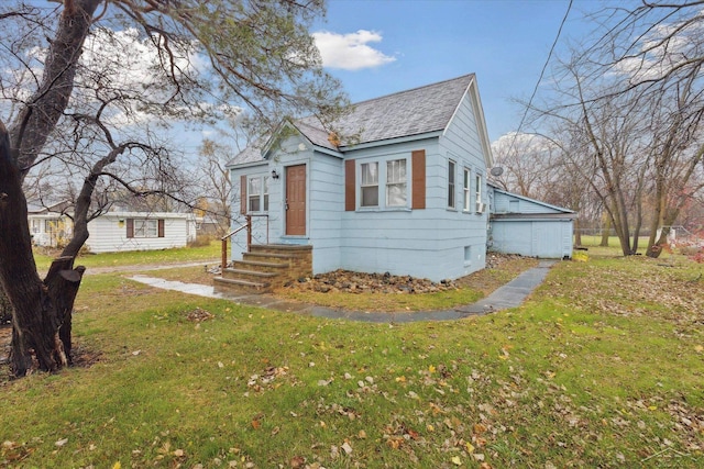 bungalow featuring a front yard