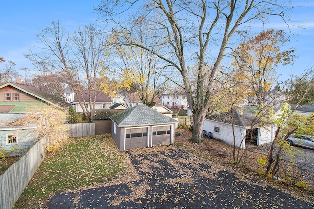 view of yard with an outdoor structure