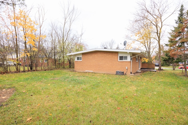 view of yard featuring central AC unit