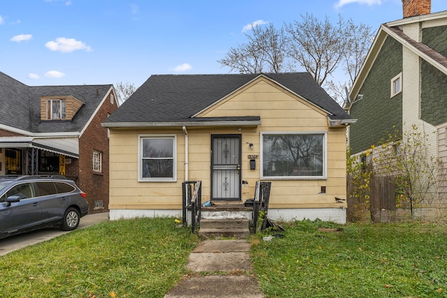 bungalow-style home featuring a front lawn