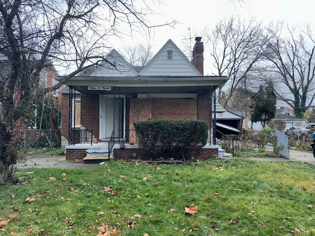 view of front of property featuring a front lawn