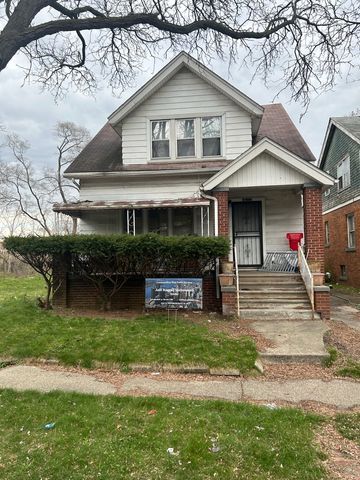 bungalow featuring a porch and a front yard